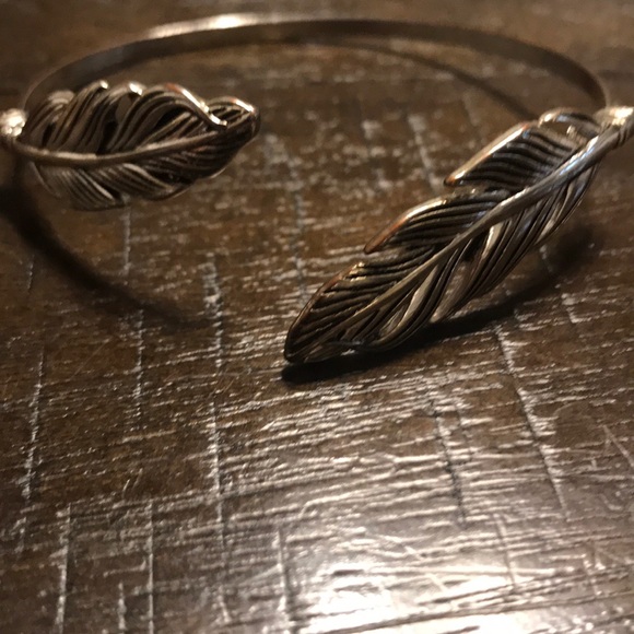 EUC Feather detailed open bangle silver bracelet - Picture 2 of 2